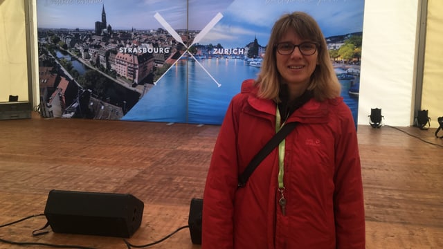 Blonde Frau mit Brille und roter Jacke Blonde Frau mit Brille und roter Jacke