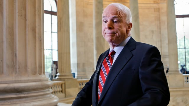 McCain während einer Pause vor einem TV-Interview im US-Parlamentsgebäude auf dem Capitol Hill. McCain während einer Pause vor einem TV-Interview im US-Parlamentsgebäude auf dem Capitol Hill.
