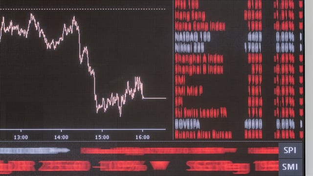 Rote Aktienkurse flackern ueber den Bildschirm der SIX Swiss Exchange. Rote Aktienkurse flackern ueber den Bildschirm der SIX Swiss Exchange.
