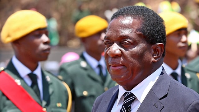 Mnangagwa steht vor Soldaten. Mnangagwa steht vor Soldaten.