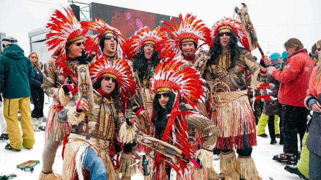 eine Gruppe von Menschen, die als Indianer verkleidet sind eine Gruppe von Menschen, die als Indianer verkleidet sind