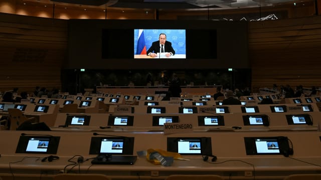 Videostatement von Sergej Lawrow im fast leeren Saal.