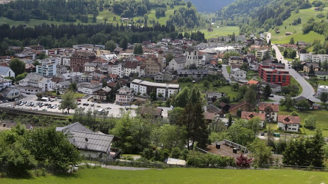 La cità da Glion cun la baselgia refurmada el center La cità da Glion cun la baselgia refurmada el center