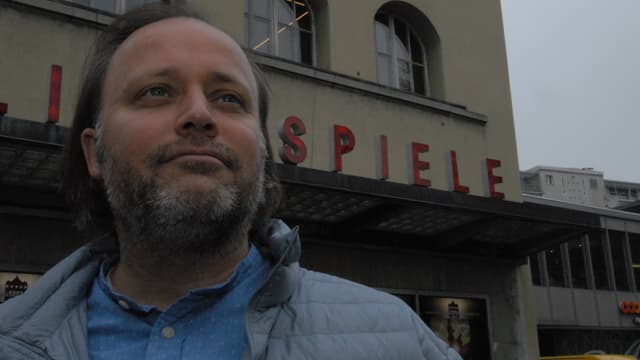 Konrad Schibli vor dem Kino Lichtspiele Konrad Schibli vor dem Kino Lichtspiele