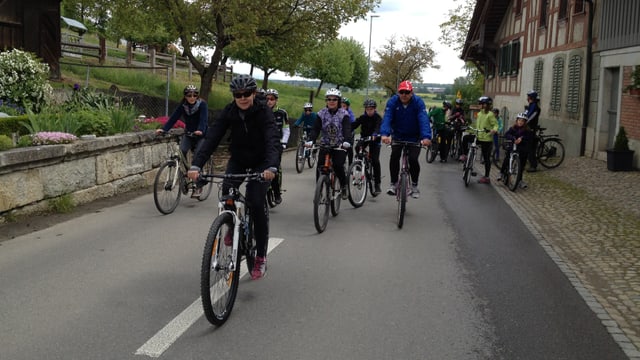 Einige Velofahrer auf der Strasse unterwegs am Slow Up Einige Velofahrer auf der Strasse unterwegs am Slow Up