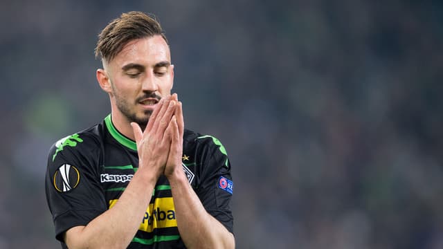 Josip Drmic schlägt die Hände vor dem Gesicht zusammen. Josip Drmic schlägt die Hände vor dem Gesicht zusammen.