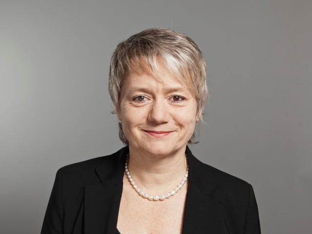 Jacqueline Fehr trägt eine Perlenkette und einen dunklen Blazer, helle Haare. Jacqueline Fehr trägt eine Perlenkette und einen dunklen Blazer, helle Haare.