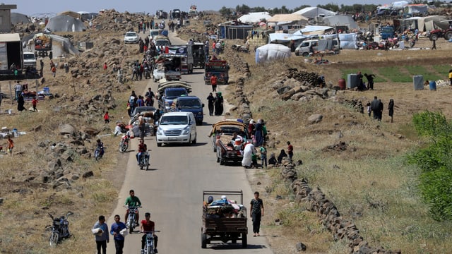 Flüchtlinge auf und an einer Strasse Flüchtlinge auf und an einer Strasse