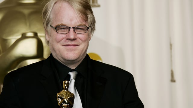 Hoffman mit einem Oscar in der Hand. Hoffman mit einem Oscar in der Hand.