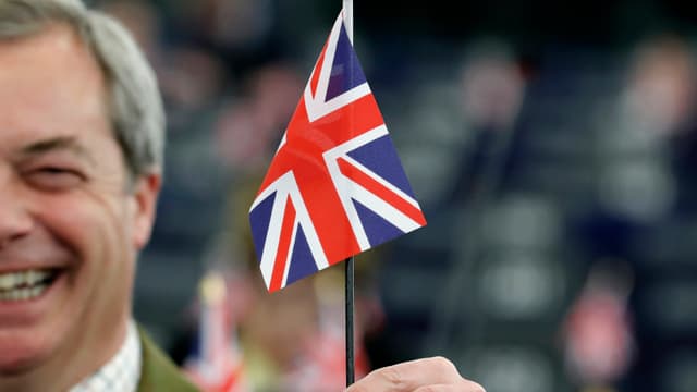 Nigel Farage mit britischem Fähnchen. Nigel Farage mit britischem Fähnchen.
