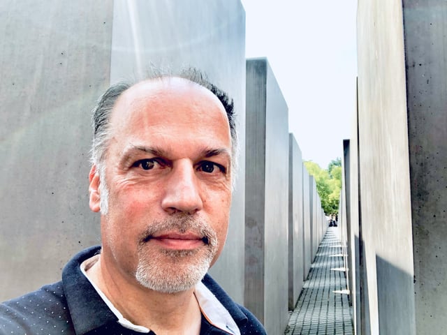 Peter Voegeli beim Holocaust Denkmal in Berln Peter Voegeli beim Holocaust Denkmal in Berln