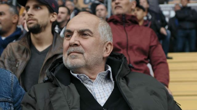 Ein Zuschauer im Wankdorf-Stadion. Es ist der türkische Vater von Fedayi San, dem Schiedsrichter. Ein Zuschauer im Wankdorf-Stadion. Es ist der türkische Vater von Fedayi San, dem Schiedsrichter.