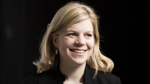 Eine blonde Frau lächelt in die Kamera Eine blonde Frau lächelt in die Kamera