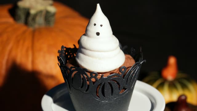 Blutende Cupcakes mit Baiser-Geist Blutende Cupcakes mit Baiser-Geist