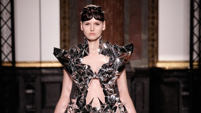 Model auf dem Laufsteg in einem Kleid aus Spiegeln Model auf dem Laufsteg in einem Kleid aus Spiegeln