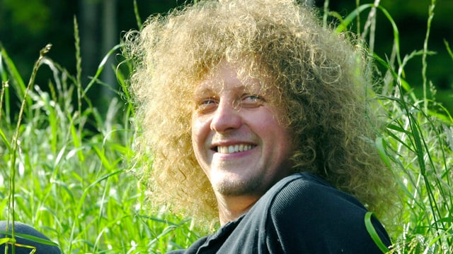 Luke Gasser im Gras. Luke Gasser im Gras.