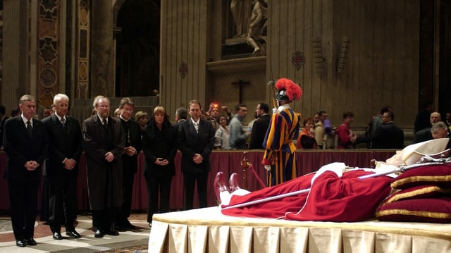 Öffentliche Aufbahrung von Papst Johannes Paul II. im Jahr 2005. Öffentliche Aufbahrung von Papst Johannes Paul II. im Jahr 2005.