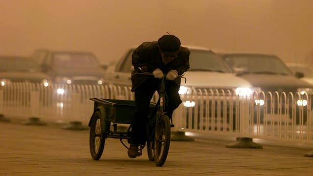 Velofahrer und Autos in einem Sandsturm. Velofahrer und Autos in einem Sandsturm.