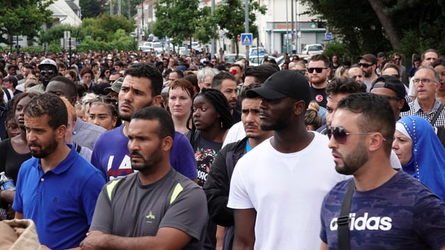 Teilnehmer des Trauermarsches in Nantes, 5. Juli. Teilnehmer des Trauermarsches in Nantes, 5. Juli.