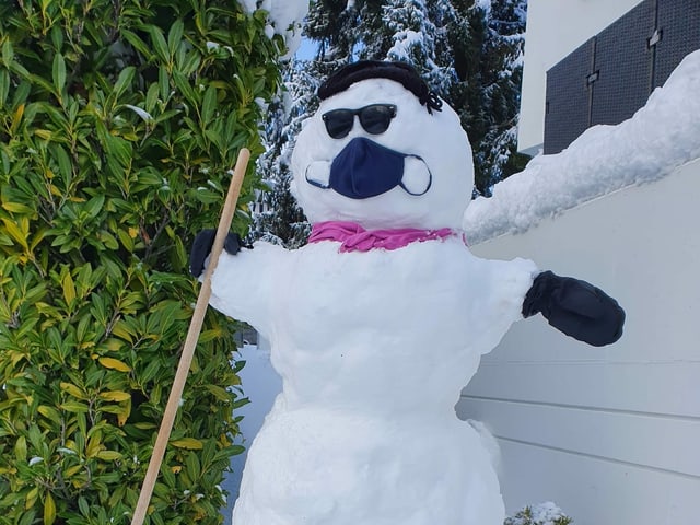 Schneemann mit Maske