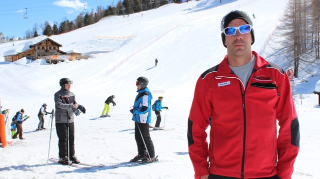 Ein Mann steht auf einer Skipiste Ein Mann steht auf einer Skipiste