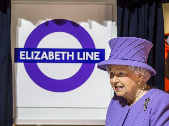 die Queen vor dem U-Bahn-Logo.