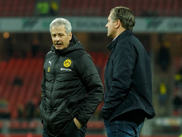 Michael Zorc und Lucien Favre auf dem Spielfeld. Michael Zorc und Lucien Favre auf dem Spielfeld.