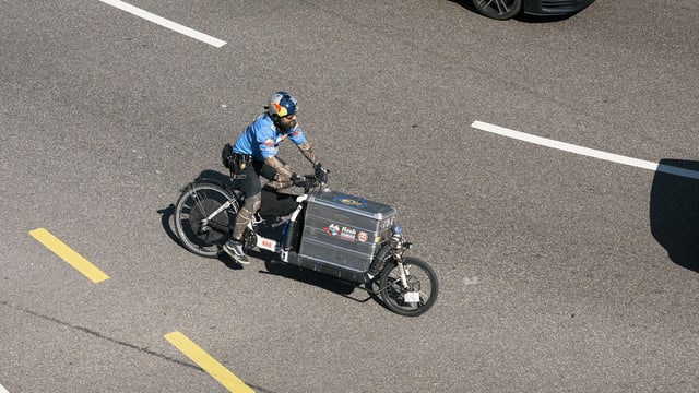 Ein Velokurier mit Cargo-Bike Ein Velokurier mit Cargo-Bike