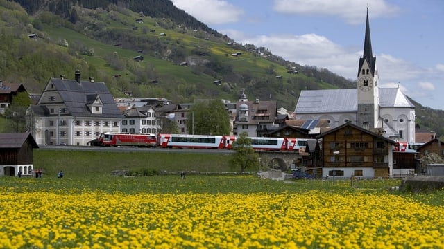 La vischnanca da Trun cun il Glacier Express. La vischnanca da Trun cun il Glacier Express.