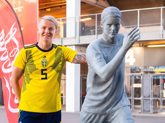 Nilla Fischer posiert mit ihrer (noch intakten) Statue vor dem Stadion von Linköping. Nilla Fischer posiert mit ihrer (noch intakten) Statue vor dem Stadion von Linköping.