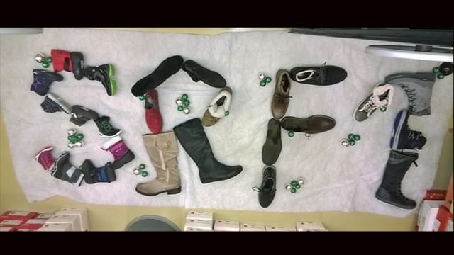 Mit Schuhen ein SRF 1-Logo gebastelt.