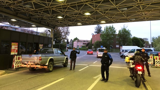 Grenzübergang, Autos, Motorräder, Grenzwächter. Grenzübergang, Autos, Motorräder, Grenzwächter.