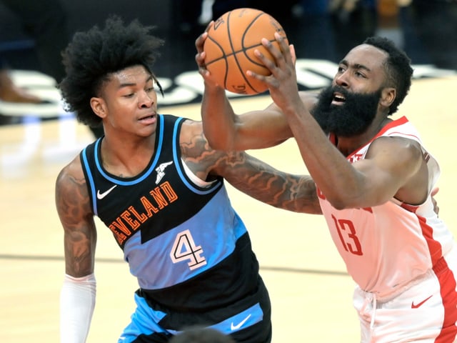 james Harden im Zweikampf mit Clevelands Kevin Porter Jr. james Harden im Zweikampf mit Clevelands Kevin Porter Jr.