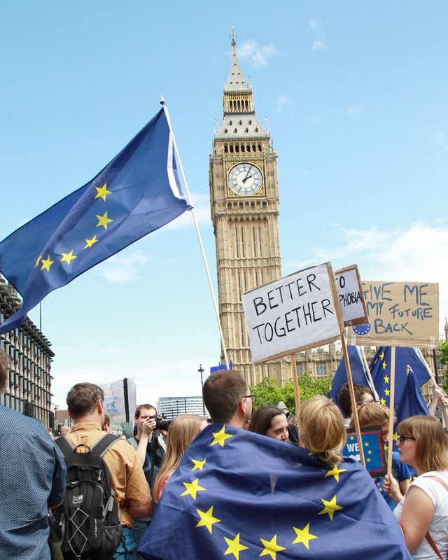 Big ben cun davant si ina bandiera da l'UE. Big ben cun davant si ina bandiera da l'UE.