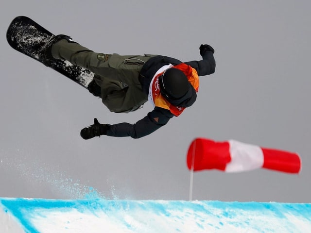 Snowboarder Jonas Bösiger springt von der Schanze ab. Snowboarder Jonas Bösiger springt von der Schanze ab.