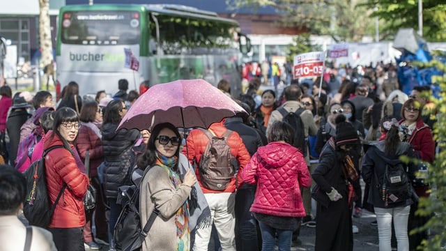 Bild aus besseren Zeiten: Touristen einer 4000 Personen grossen chinesischen Reisegruppe einer Kosmetikfirma treffen auf dem Inseli in Luzern ein. Bild aus besseren Zeiten: Touristen einer 4000 Personen grossen chinesischen Reisegruppe einer Kosmetikfirma treffen auf dem Inseli in Luzern ein.