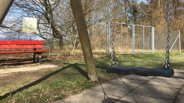 Schaukel und rote Ruhebank auf dem Spielplatz Musterplatz in Langenthal Schaukel und rote Ruhebank auf dem Spielplatz Musterplatz in Langenthal