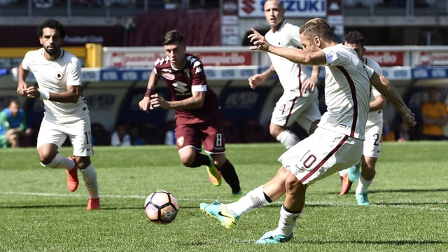 Francesco Totti schiesst den Ball. Francesco Totti schiesst den Ball.