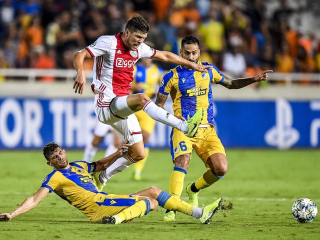 Klaas-Jan Huntelaar kann sich nicht gegen die Apoel-Verteidiger durchsetzen. Klaas-Jan Huntelaar kann sich nicht gegen die Apoel-Verteidiger durchsetzen.