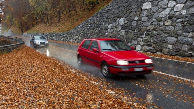 Zwei fahrende Autos, die das Licht eingeschaltet haben. Zwei fahrende Autos, die das Licht eingeschaltet haben.