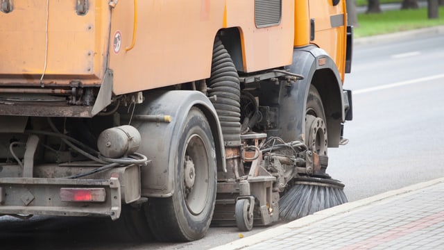 Eine Strassenreinigungsmaschine im Einsatz. Eine Strassenreinigungsmaschine im Einsatz.