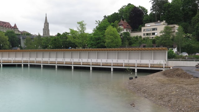 Blick auf das Bueberseeli mit der Holzverschalung zum Aareufer Blick auf das Bueberseeli mit der Holzverschalung zum Aareufer