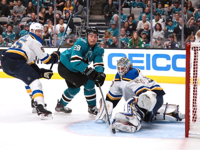 Timo Meier erzielt spektakulär das 4:2 für die Sharks. Timo Meier erzielt spektakulär das 4:2 für die Sharks.