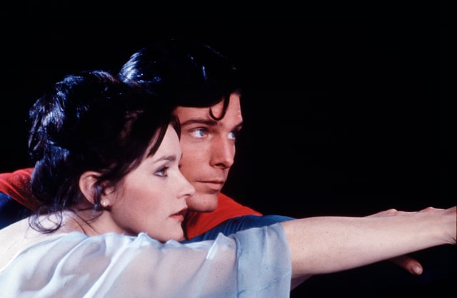 Auf dem Bild sind Superman und Lois Lane zu sehen. Auf dem Bild sind Superman und Lois Lane zu sehen.