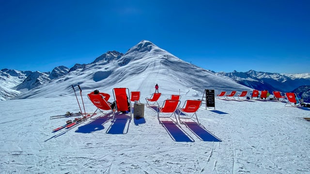 Wolkenloses Rinerhorn am Samstagmittag. Wolkenloses Rinerhorn am Samstagmittag.