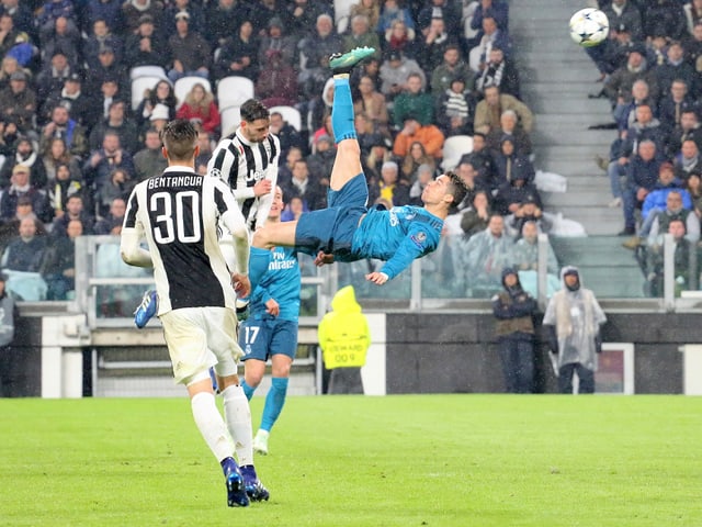 Cristiano Ronaldo bei der Ausführung des Fallrückziehers in Turin. Cristiano Ronaldo bei der Ausführung des Fallrückziehers in Turin.