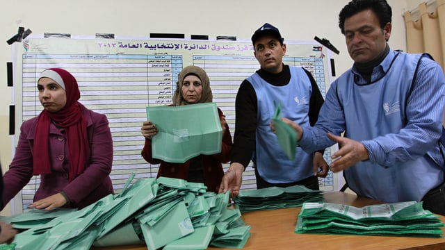 Wahlhelfer in Jordanien zählen Stimmzettel aus. Wahlhelfer in Jordanien zählen Stimmzettel aus.