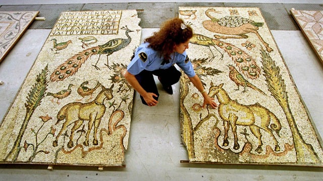 Zollfahnderin mit zwei Mosaiken Zollfahnderin mit zwei Mosaiken