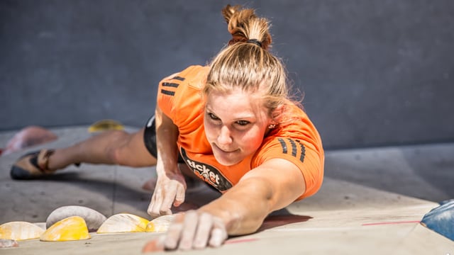 Junge Frau an einer Kletterwand, von oben fotografiert. Junge Frau an einer Kletterwand, von oben fotografiert.