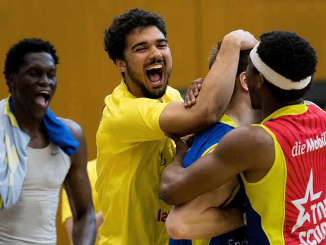 Die Basketballer von Starwings jubeln. Die Basketballer von Starwings jubeln.